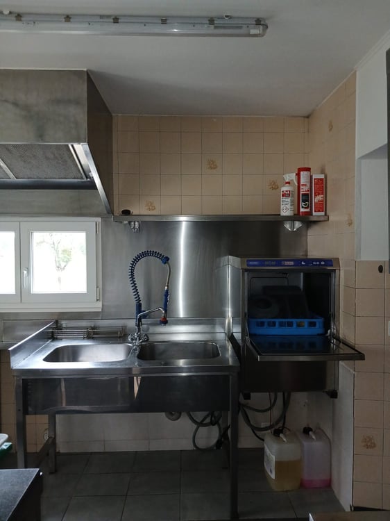 Bauernhaus mit 2 Wohnungen und Restaurant (mit weiteren Wohnungen ausbaubar). 46