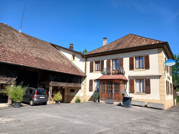Bauernhaus mit 2 Wohnungen und Restaurant (mit weiteren Wohnungen ausbaubar). 3