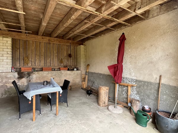 Bauernhaus mit 2 Wohnungen und Restaurant (mit weiteren Wohnungen ausbaubar). 24