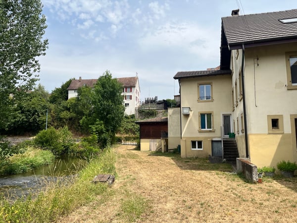 Bauernhaus mit 2 Wohnungen und Restaurant (mit weiteren Wohnungen ausbaubar). 34