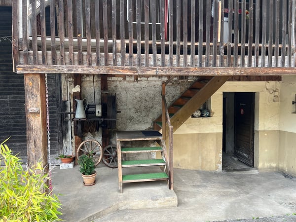 Bauernhaus mit 2 Wohnungen und Restaurant (mit weiteren Wohnungen ausbaubar). 32