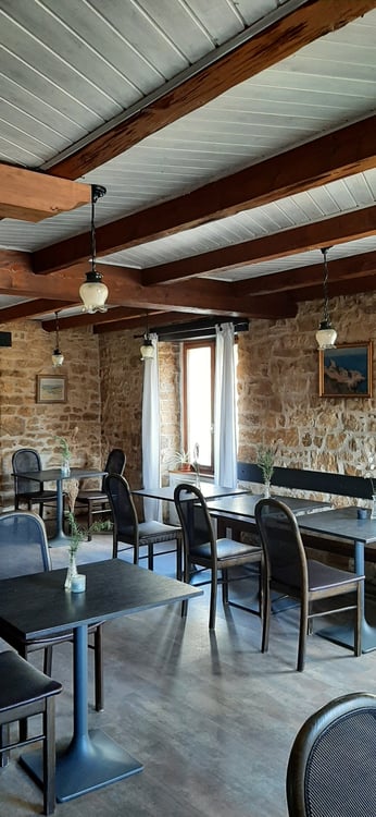 Bauernhaus mit 2 Wohnungen und Restaurant (mit weiteren Wohnungen ausbaubar). 42