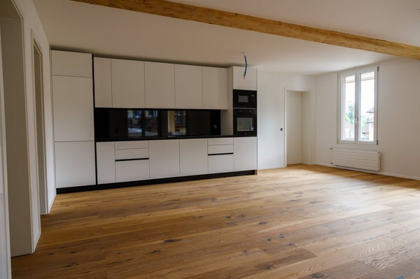 Erstvermietung nach Totalsanierung – Grosszügige 3.5-Zimmer-Wohnung mit Balkon 2