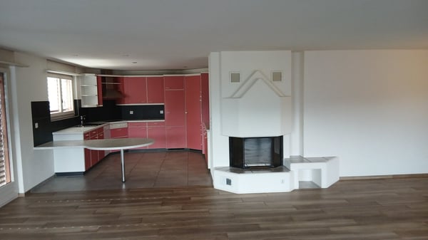 Grosse 4.5 -Zimmer-Wohnung mit Balkon und Kamin, TOP-Lage in Steffisburg 2