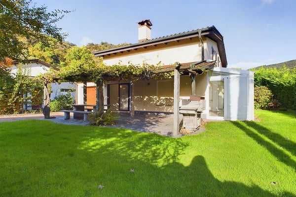 Wunderschönes, charaktervolles Haus in traumhafter Seelage 1