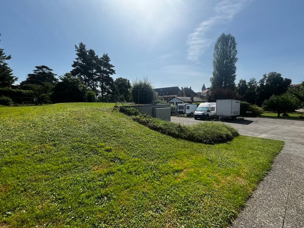 Zone moyenne densité avec garages box et places de parc loués 2