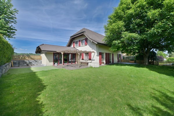 6.5-Zimmer-Einfamilienhaus mit Traumgarten und Whirlpool an unverbaubarer Lage 1