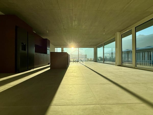 Attique panoramique 4,5 pièces entièrement vitrés avec balcon-terrasse en angle de 72m2