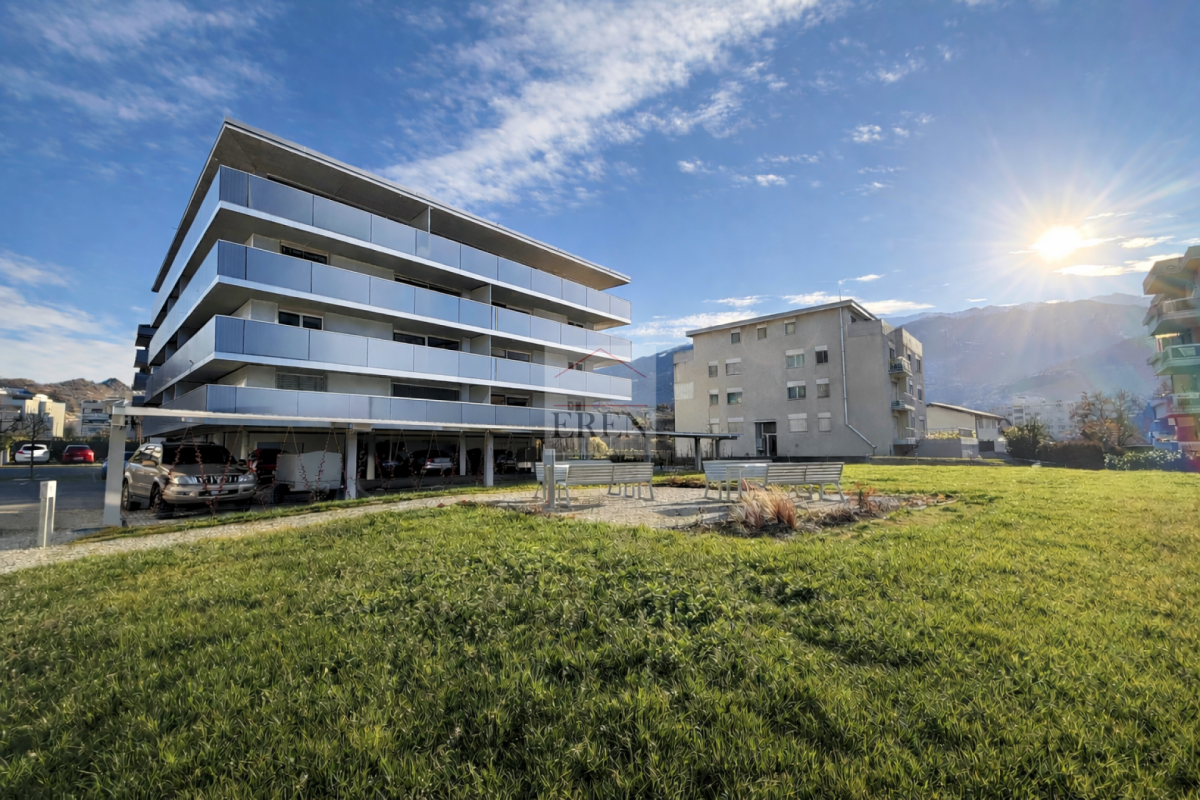 Superbe attique 4 pièces avec façades vitrées et grand balcon-terrasse panoramique de 45 m2