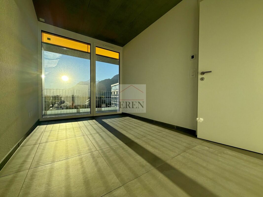 Superbe attique 4 pièces avec façades vitrées et grand balcon-terrasse panoramique de 45 m2
