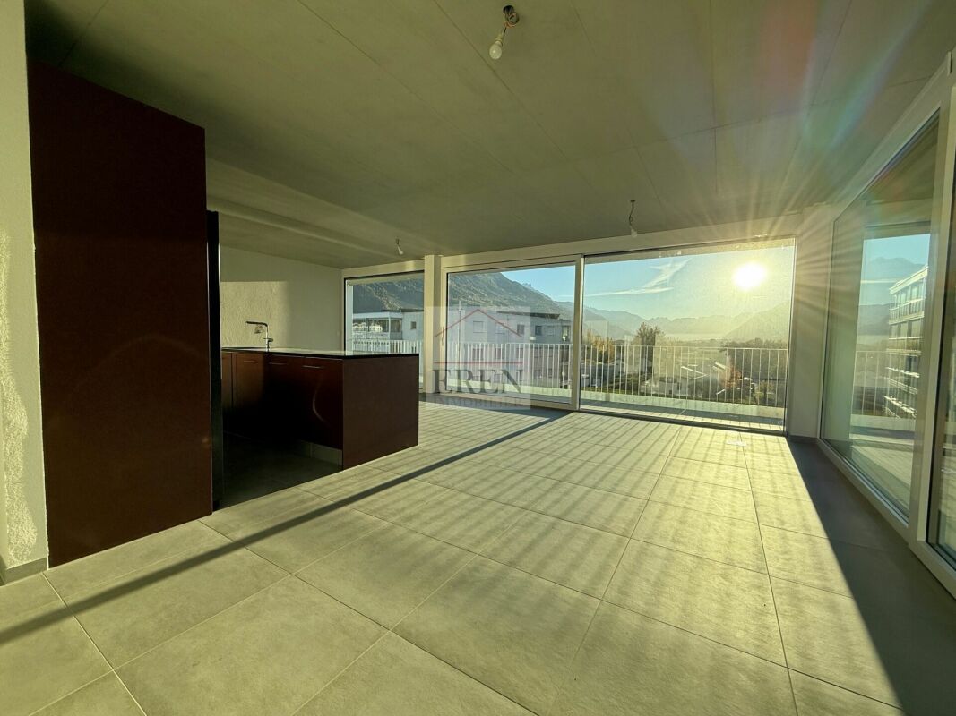Superbe attique 4 pièces avec façades vitrées et grand balcon-terrasse panoramique de 45 m2