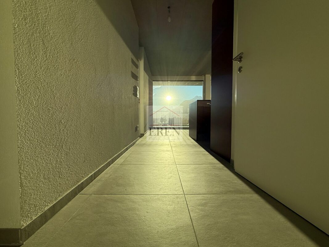 Superbe attique 4 pièces avec façades vitrées et grand balcon-terrasse panoramique de 45 m2