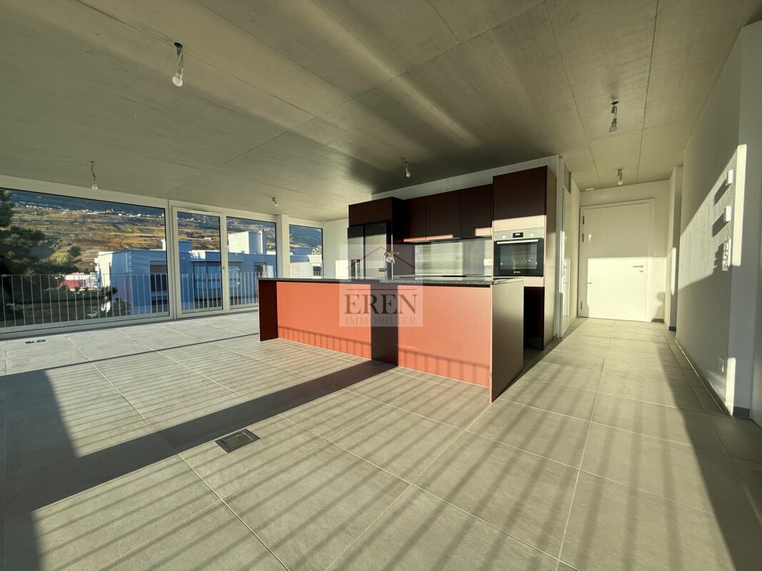 Superbe attique 4 pièces avec façades vitrées et grand balcon-terrasse panoramique de 45 m2