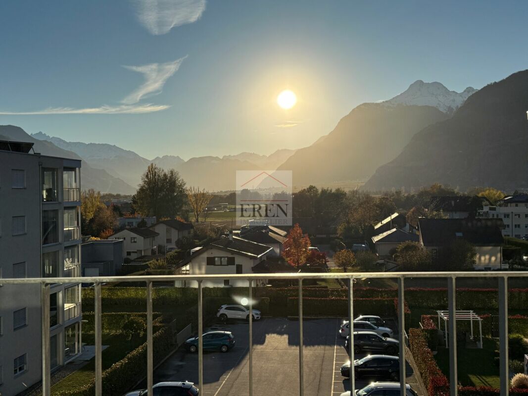 Superbe attique 4 pièces avec façades vitrées et grand balcon-terrasse panoramique de 45 m2