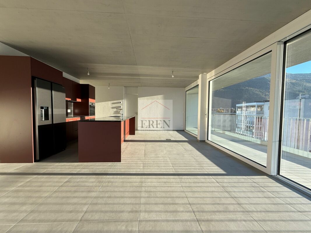 Superbe attique 4 pièces avec façades vitrées et grand balcon-terrasse panoramique de 45 m2