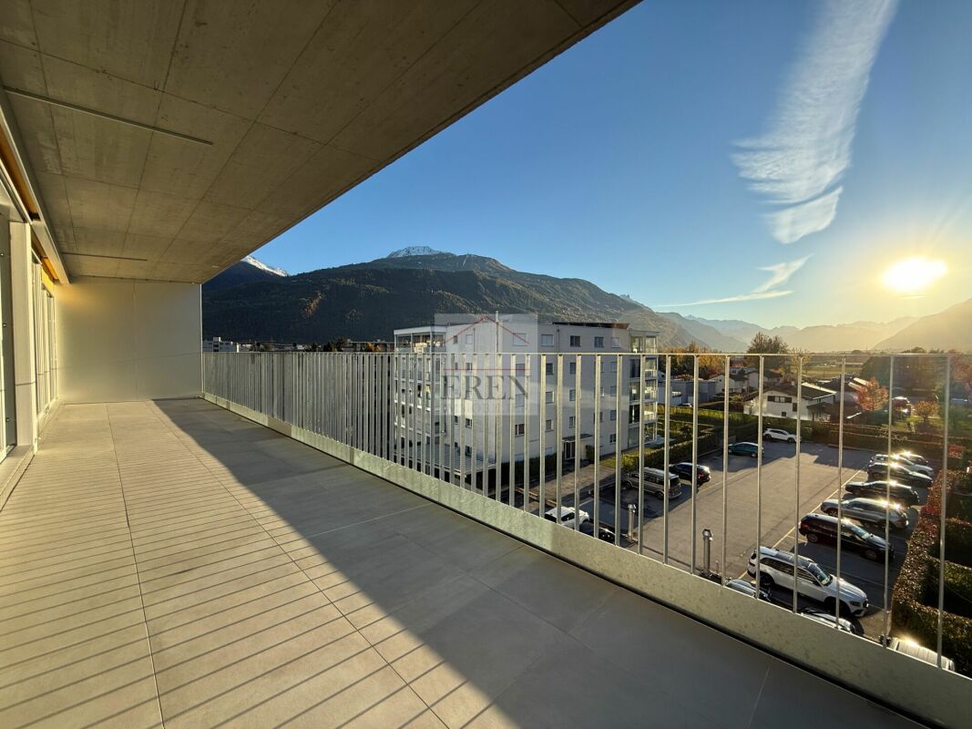 Superbe attique 4 pièces avec façades vitrées et grand balcon-terrasse panoramique de 45 m2