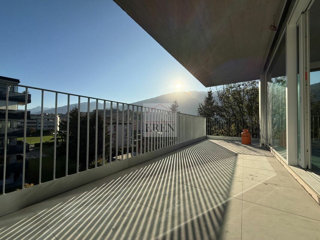 Magnifique attique 4.5 pièces neuf avec grande terrasse panoramique à Conthey lumineux et moderne