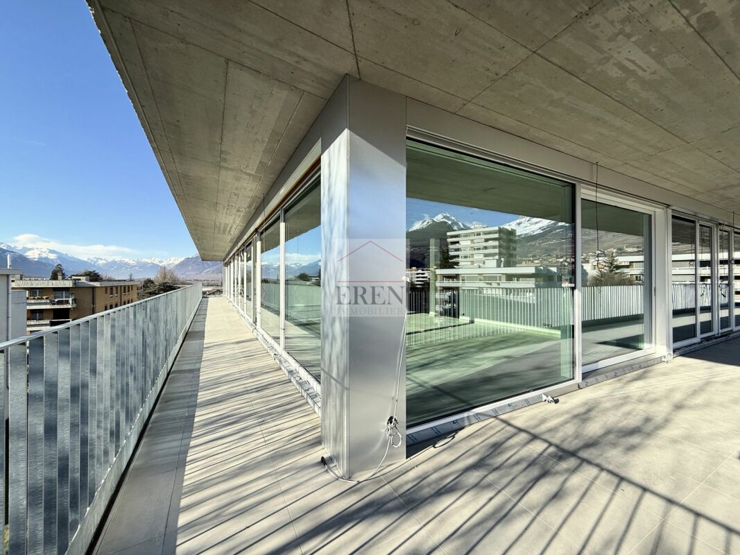 Magnifique attique 4.5 pièces neuf avec grande terrasse panoramique à Conthey lumineux et moderne