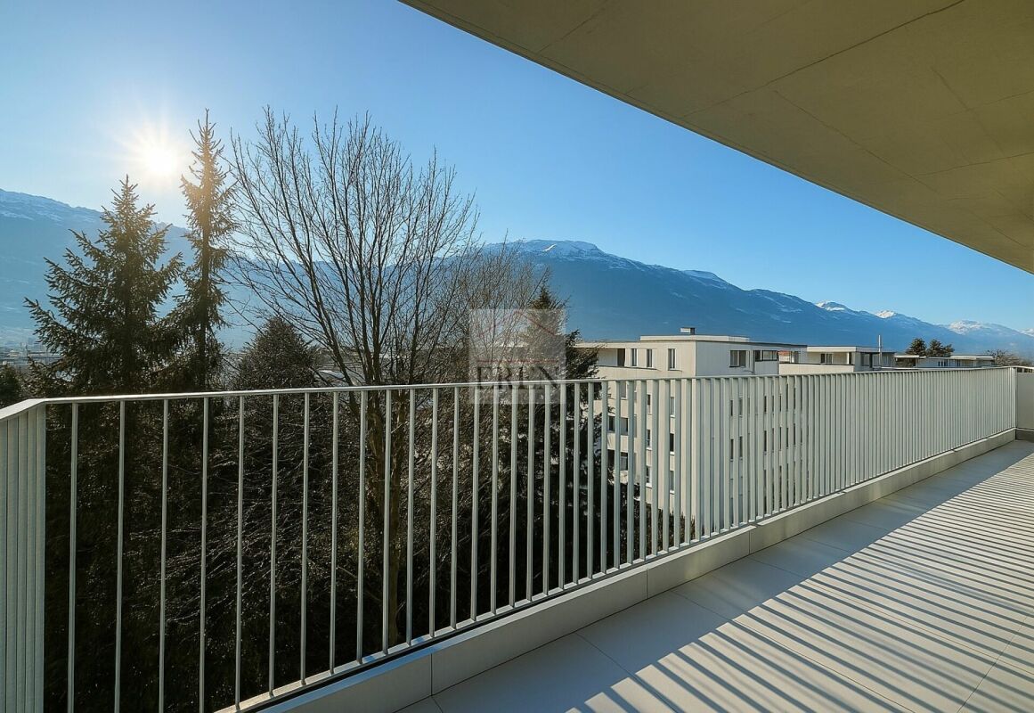 Magnifique attique 4.5 pièces neuf avec grande terrasse panoramique à Conthey lumineux et moderne