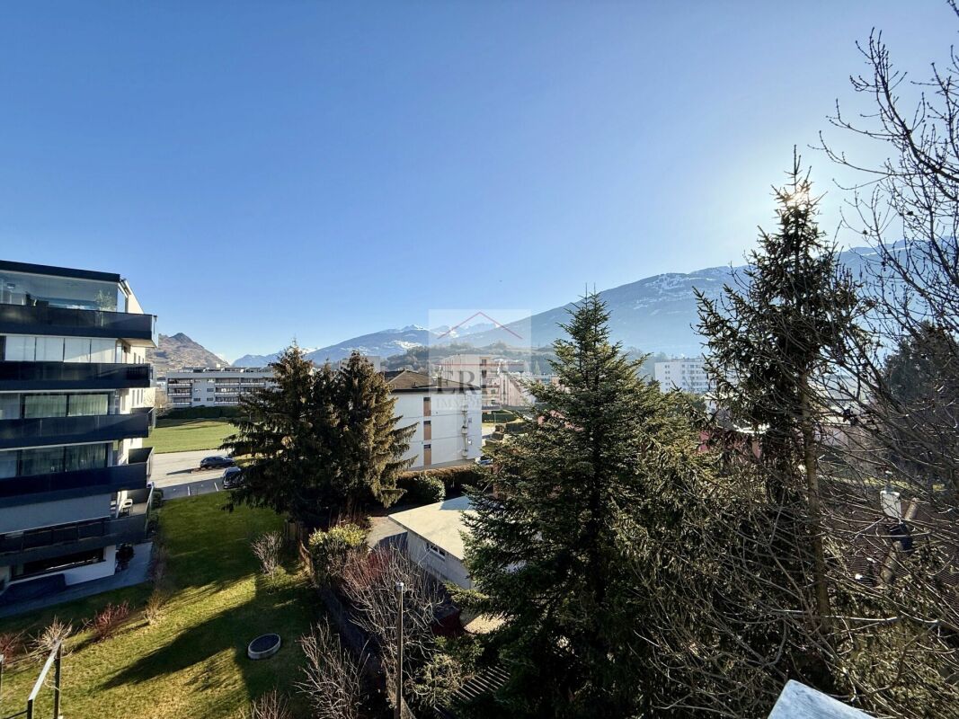 Magnifique attique 4.5 pièces neuf avec grande terrasse panoramique à Conthey lumineux et moderne