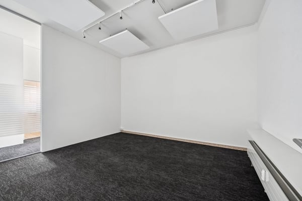 Attraktive Gewerbefläche mit Schaufenster an der Hauptstrasse 4