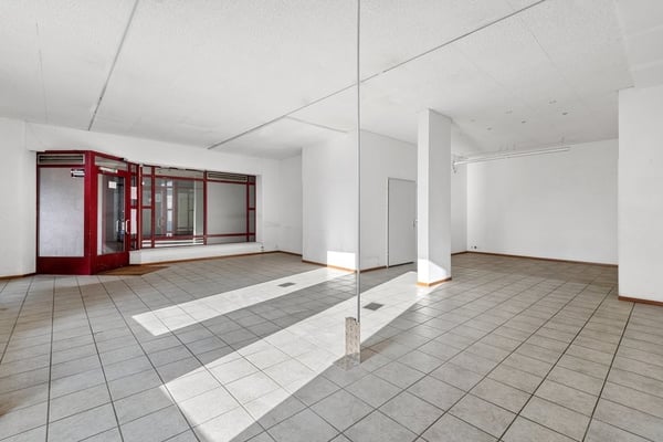 Belle arcade commerciale avec vitrine sur rue 5