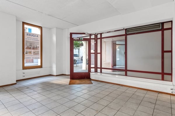 Belle arcade commerciale avec vitrine sur rue 7