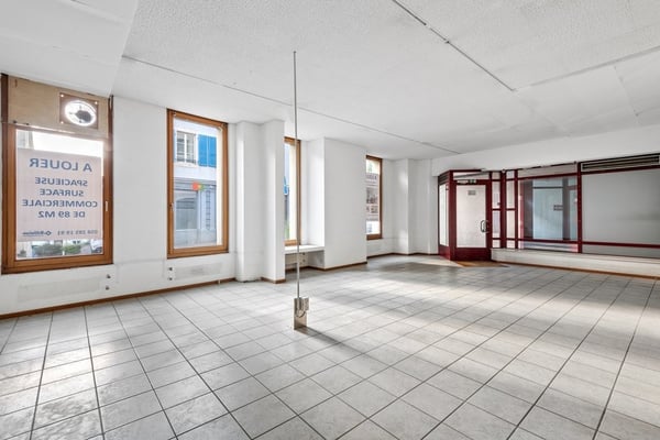 Belle arcade commerciale avec vitrine sur rue 6