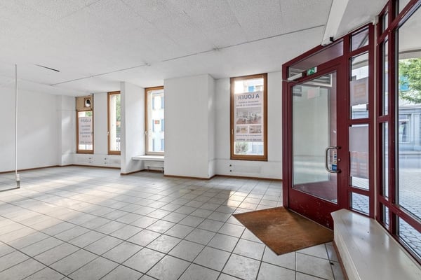 Belle arcade commerciale avec vitrine sur rue 8