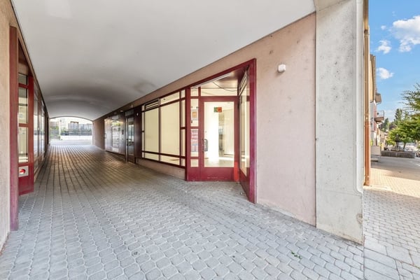 Belle arcade commerciale avec vitrine sur rue 10