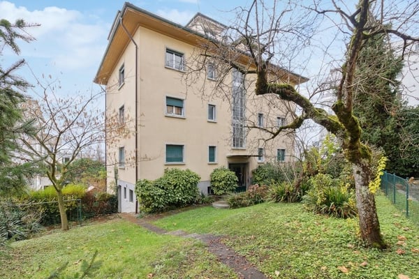 Dans un immeuble idéalement situé, proche de toutes commodités. 1