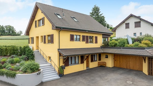 Wunderschönes und freistehendes 7.5 Zimmer Einfamilienhaus 1