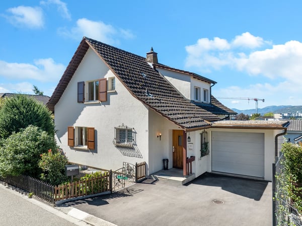 Charmantes 6.5-Zimmer-Einfamilienhaus mit Gartenoase, freistehend