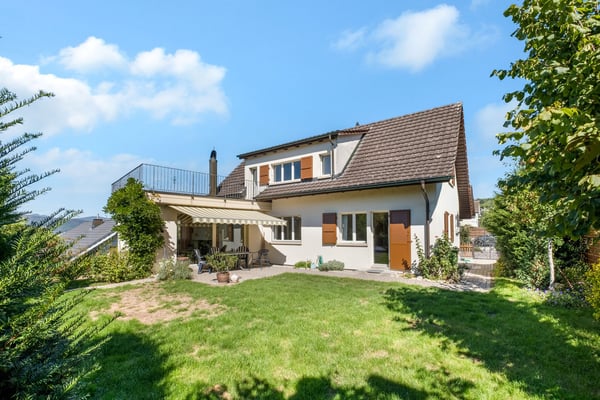 Charmantes 6.5-Zimmer-Einfamilienhaus mit Gartenoase, freistehend