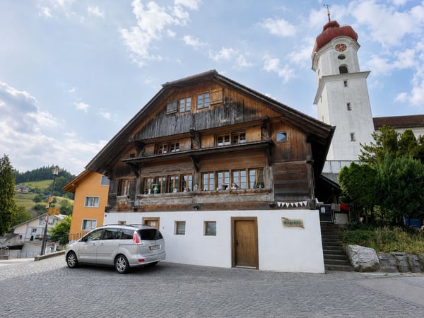 Charmantes 7.5-Zimmer-Chalet an idyllischer Dorflage in Luthern 1