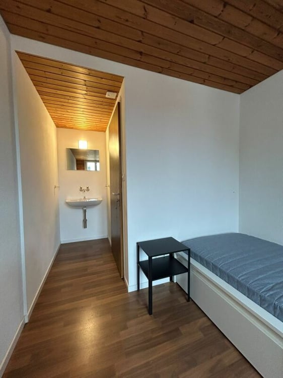 Möbliertes Zimmer mit Etagenbad 2