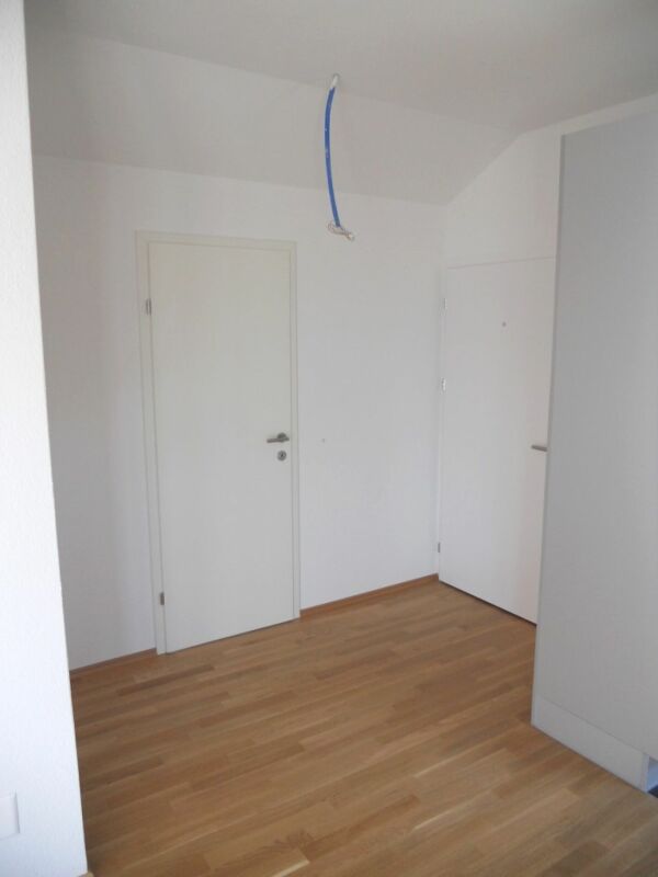 Helle 2.5-Zi-Dachwohnung mit grossem Balkon