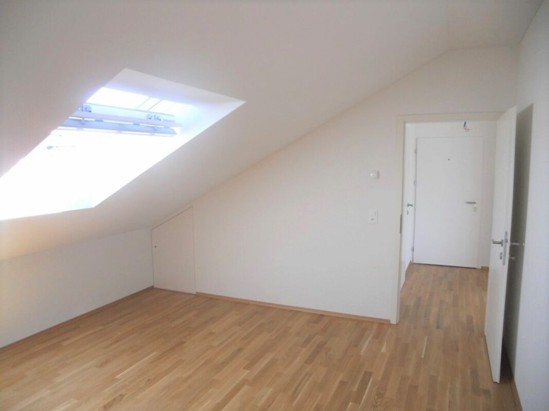 Helle 2.5-Zi-Dachwohnung mit grossem Balkon