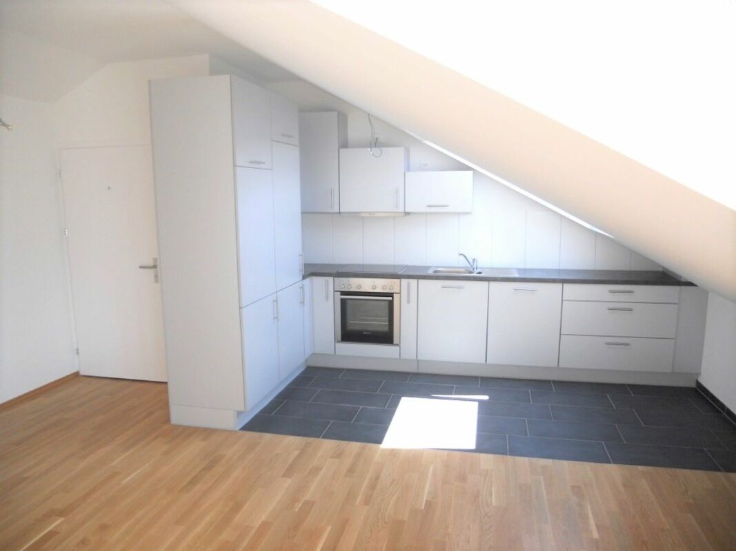 Helle 2.5-Zi-Dachwohnung mit grossem Balkon