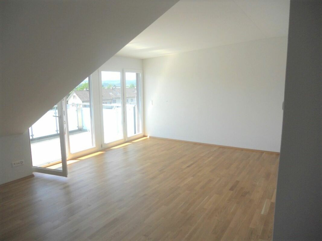 Helle 2.5-Zi-Dachwohnung mit grossem Balkon