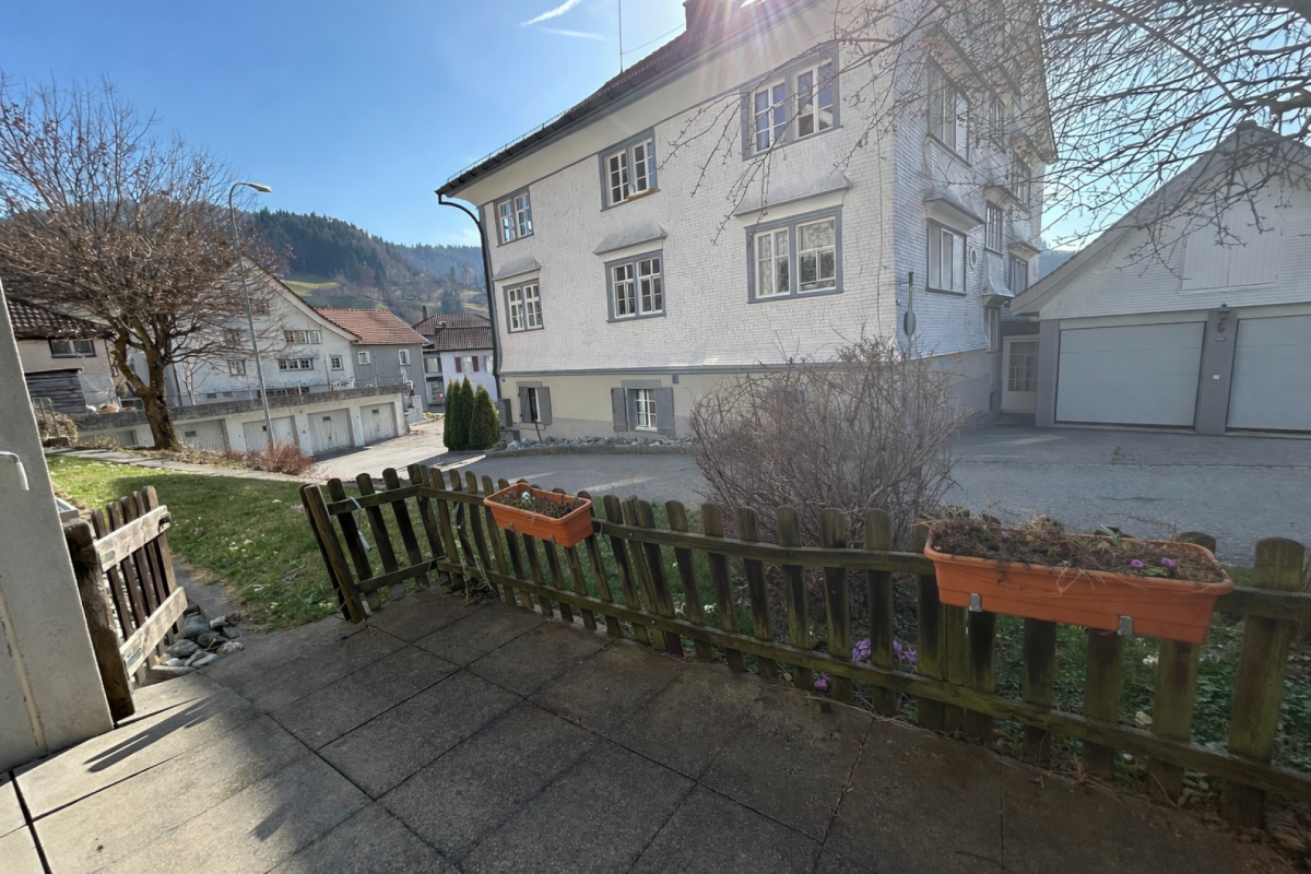 helle 1.5 Zimmer Wohnung mit Sitzplatz im Garten