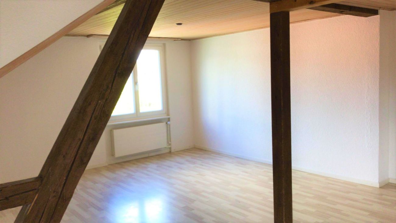 Grosszügige 2.5 Zi-Dachwohnung zu vermieten