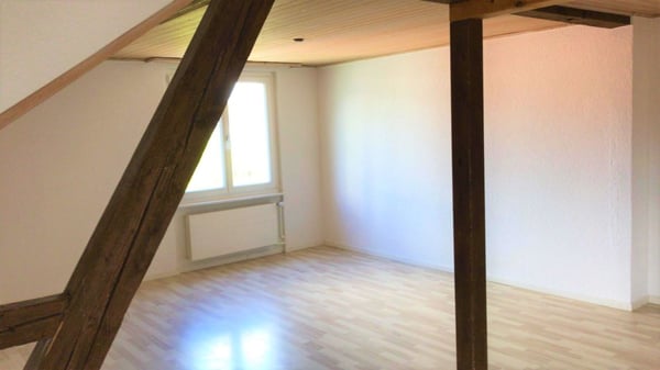 Grosszügige 2.5 Zi-Dachwohnung zu vermieten 2