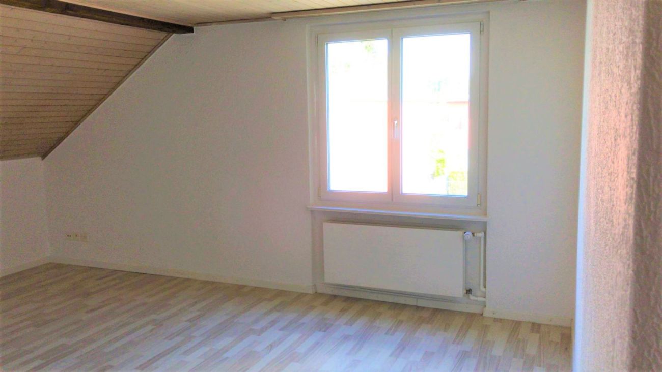 Grosszügige 2.5 Zi-Dachwohnung zu vermieten