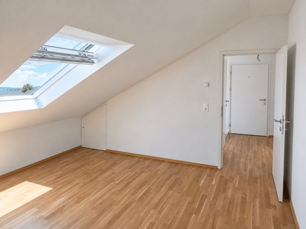Helle 2.5-Zi-Dachwohnung mit grossem Balkon 6