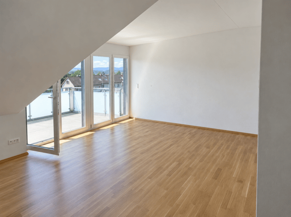 Helle 2.5-Zi-Dachwohnung mit grossem Balkon