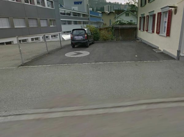 Grossflächiger Parkplatz zu vermieten 18
