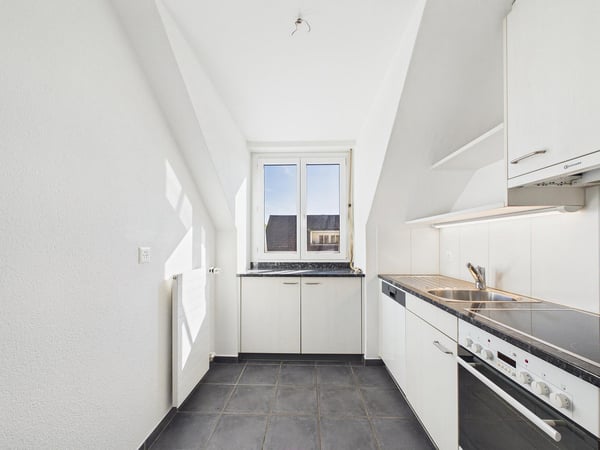 helle 2-Zimmerdachwohnung an zentraler Lage in Bern Bümpliz 1