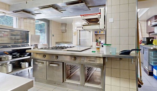 Ä ehrwürdigi Autstadt-Liegeschaft mit huufe Potenzial und ere ärdeschöne Gartealag 12