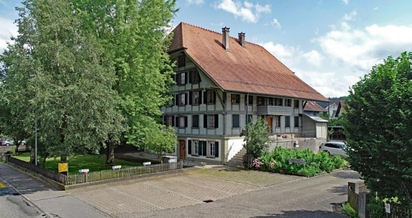 Ä einmalig schöne Wohnstock mit drei riesige Wohnige, wo aber ou ideali Büro chönnte sii 3